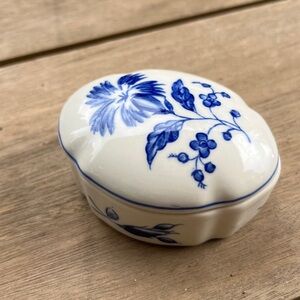 EUC Andrea by Sadek Blue in Bloom by Williamsburg Floral Trinket Box